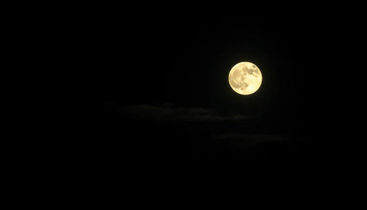 Découvrez les Talismans en Pierre et en Acier Inoxydable : Rechargez-les à la Lune pour un Pouvoir Renouvelé - Bonheur de Lune