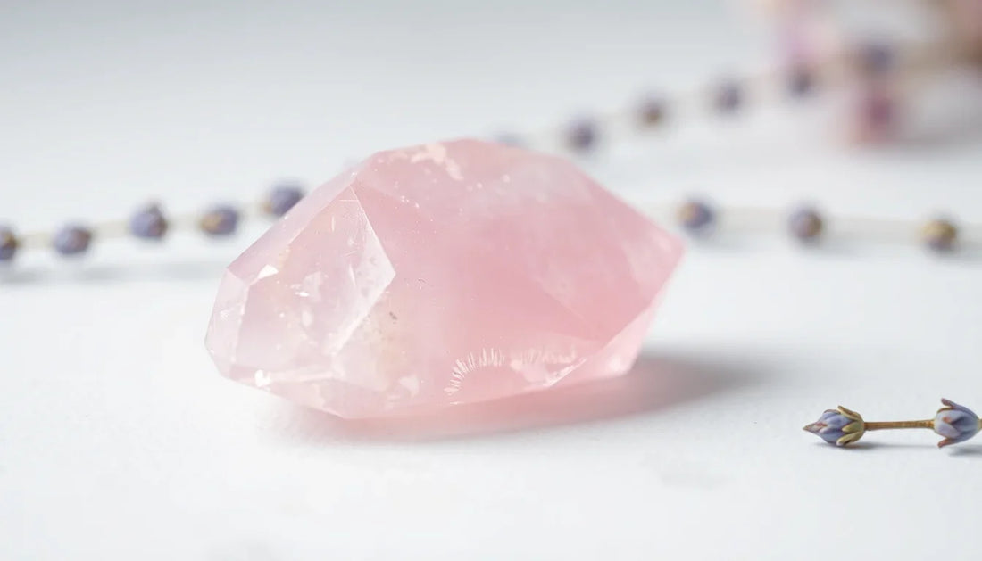 La Pierre de Quartz Rose : Ses Vertus Apaisantes et Ses Bienfaits Enchanteurs - Bonheur de Lune