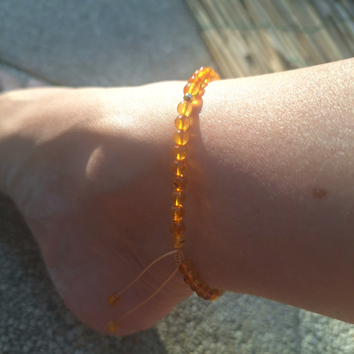 Bracelet de Cheville Ambre Véritable & Perles Dorées – Douceur & Énergie Apaisante – Bonheur de Lune