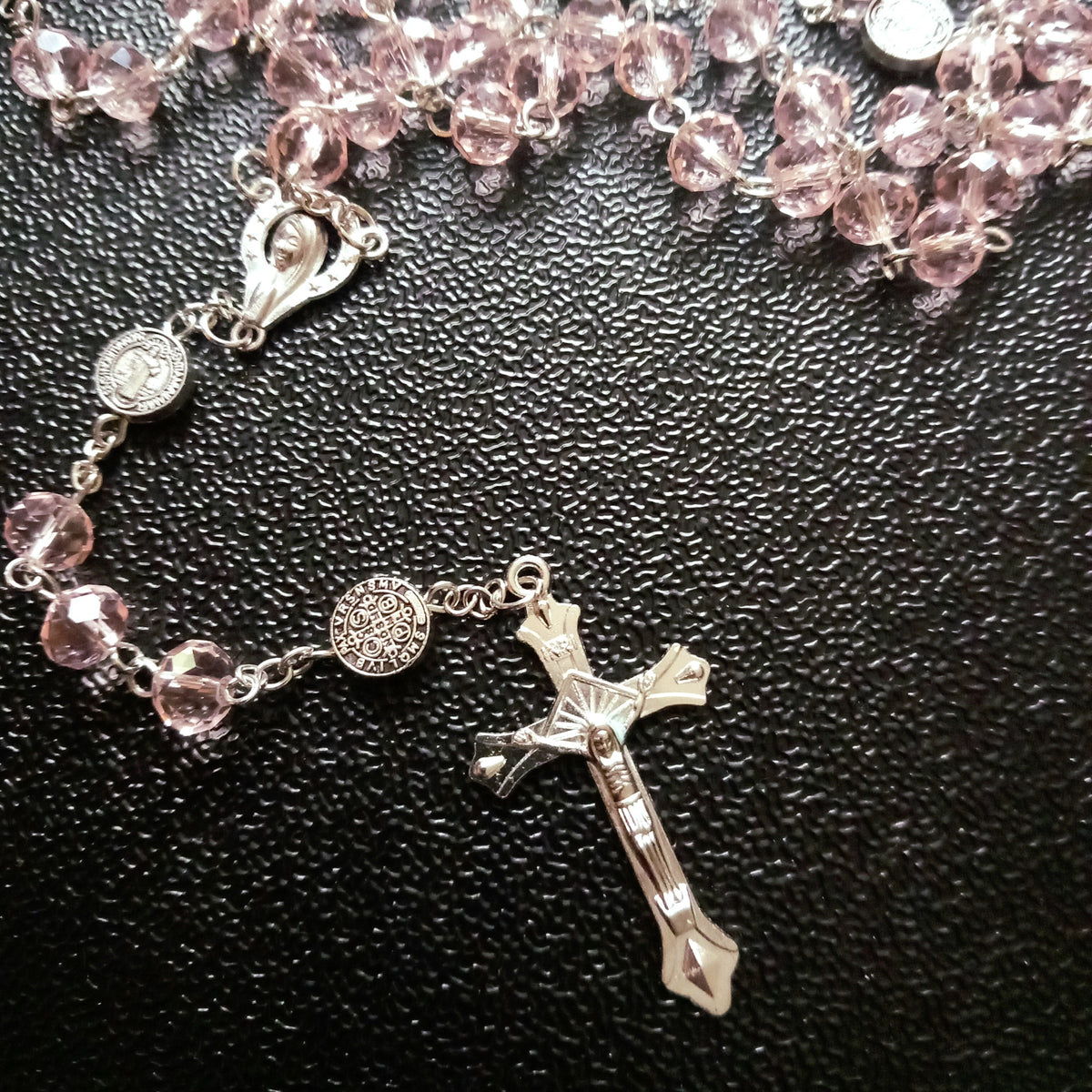 Chapelet de Communion en Perles de Verre Rose - Collier Long avec Croix Chrétienne et Médaille Vierge Marie – Bonheur de Lune