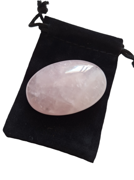 Pierre de poche Quartz Rose - Apaisement, amour et équilibre au creux de votre main – Bonheur de Lune