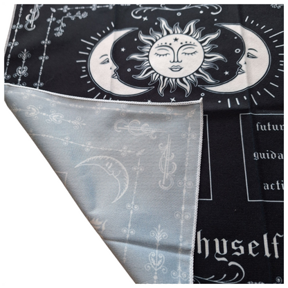 Tapis de Tirage de Cartes Noir & Blanc – Lune Soleil Passé Présent Futur 49x49 cm
