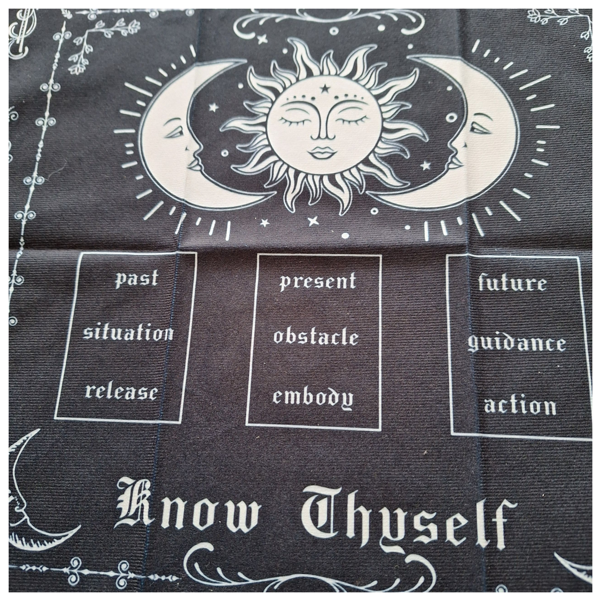 Tapis de tirage noir et blanc Lune Soleil – emplacements tarot passé présent futur – Bonheur de Lune